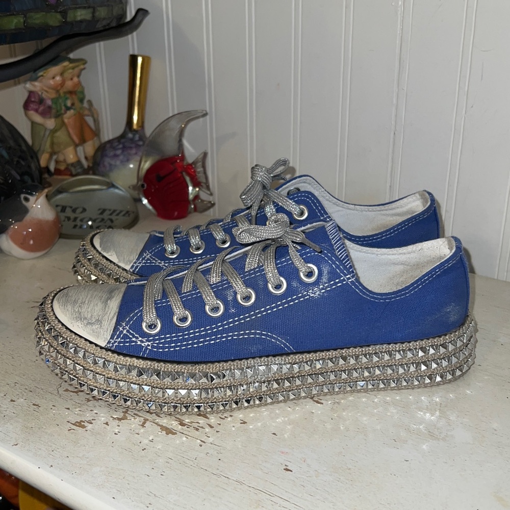 MIRACLE MILES, MiiM BILLIE STUDDED LOW TOP SNEAKER, BLUE size 8